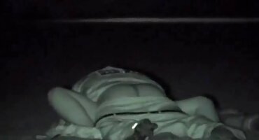 Với một anh chàng da đen trong ass fucks một cô gái tóc vàng busty và siết chặt khuôn mặt xxx động vật