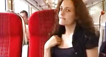 Sau khi handjob với tits, một chàng trai tươi scopa doggy phong cách fucks busty phim xxvn MILF