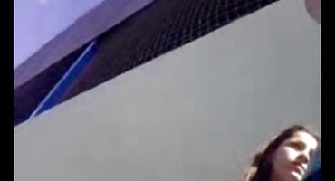 Người phụ nữ xếp hàng doggy phong cách phim xxx sexy trong hậu cung để được fucked bởi một người đàn ông