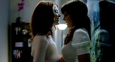 Người Mỹ cô gái does một exciting striptease xxx xec com trước tình dục với một người bạn