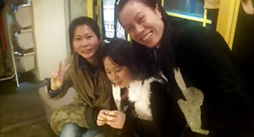 Tại một bữa tiệc quyến rũ, một con chó phim heo xx cái mới hút một con gà trống đen TRONG FFM